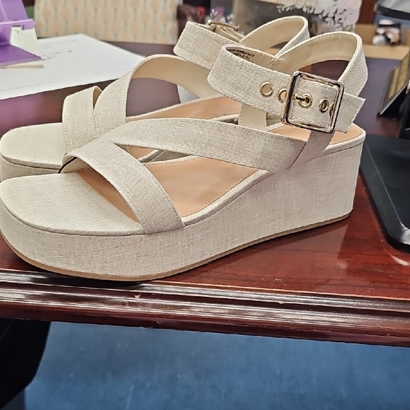 Time and Tru Neutral Linen-Textured Platform Wedges - Light Beige - Picture 4 of 4
